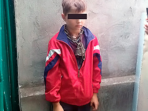 В Крыму турист из Белоруссии заковал сына в цепь за плохое поведение