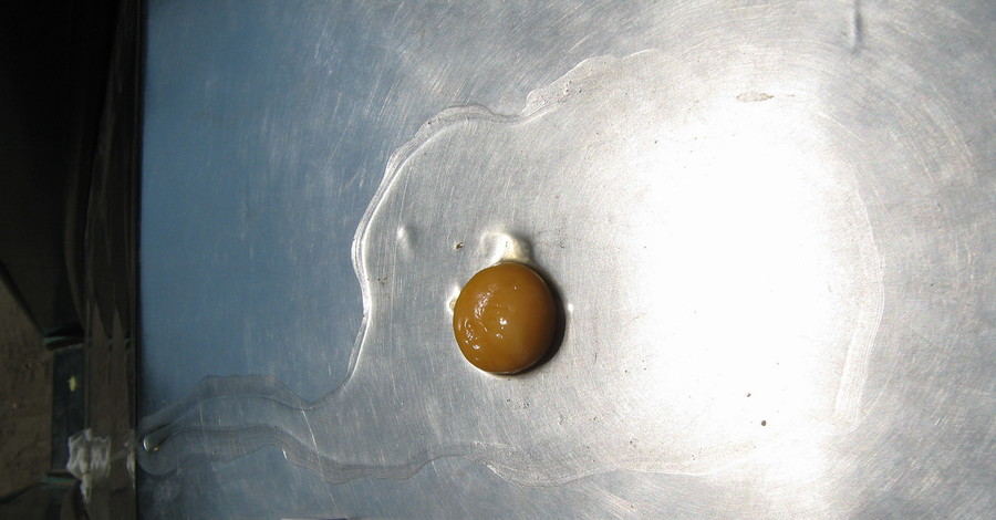 Детская горка обжигает малышей, но для жарки глазуньи не годится