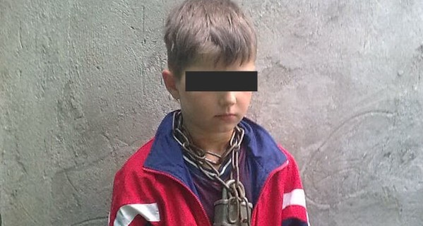 В Крыму турист из Белоруссии заковал сына в цепи за плохое поведение