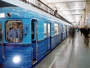 Киевское метро остановилось из-за упавшего на рельсы мужчины