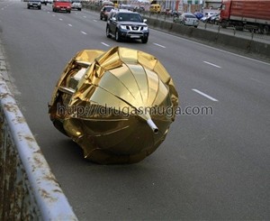 В Киеве на Московском проспекте нашли «неприкаянный» церковный купол