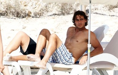 Рафаэль Надаль продемонстрировал голый торс на фото с фанатками