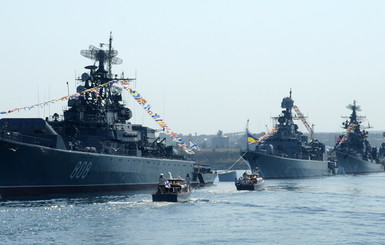С Днем российского флота севастопольцев поздравят Путин, Лужков и Кобзон 