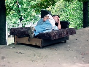 Абитуриент и его отец ночуют под приемной комиссией на привезенном из дому диване