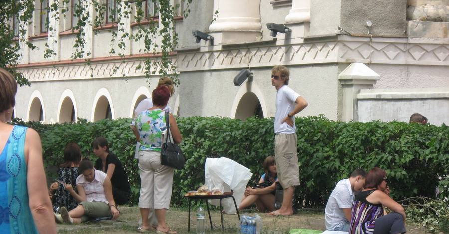 В приемных комиссиях научились бороться с духотой