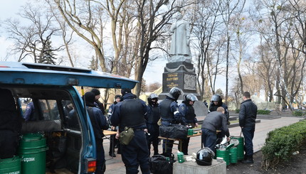 Домой, в казармы: спецназ покидает центр Киева