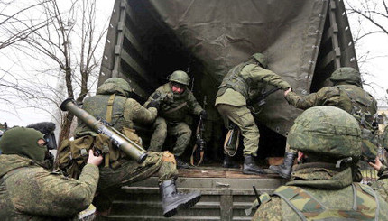 Часть военных на грузовиках покидают аэропорт в Симферополе
