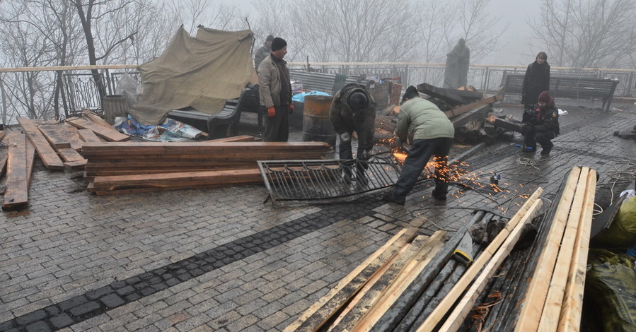 В Киеве восстанавливают мостик Влюбленных