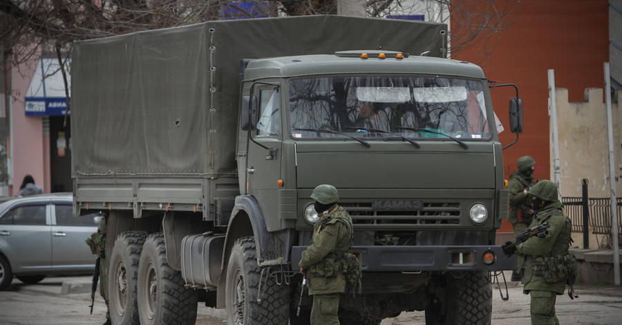 Русские в городе - Крым наводнили военные с оружием