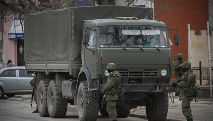 Русские в городе - Крым наводнили военные с оружием