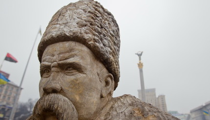На Майдане появилась статуя Шевченко из 200-летнего дерева 