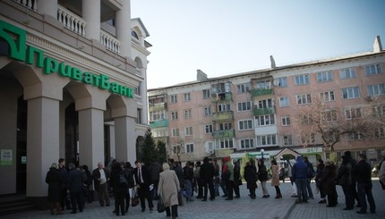 Крым, очереди в банкоматы