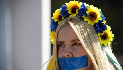 Люди выступающие против информационной изоляции в Крыму 