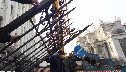 У здания Администрации Президента снесли забор
