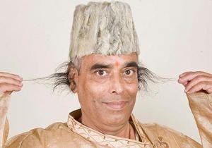 Индиец побил собственный рекорд, отрастив волосы в ушах длиной в 28 сантиметров