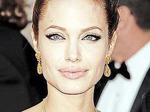 Анджелина Джоли прилетела в Москву вместе с детьми