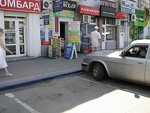 В Симферополе посинели бордюры