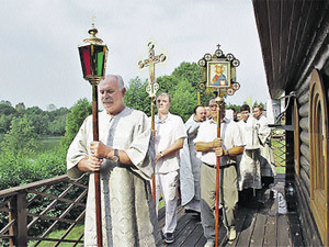 Михалков зашел в храм и затерялся среди икон