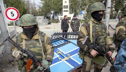 Офицеры покидают штаб ВМС в Севастополе