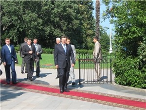 Янукович начал встречу с крымчанами с поздравлений 