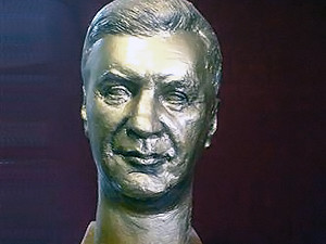 Луганский скульптор изваял Януковича и назвал его 