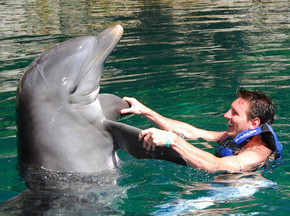 Месси умеет танцевать с дельфинами