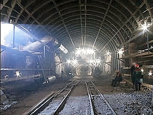 В Киеве между станциями метро остановился поезд