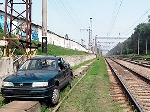 В Киеве кто-то сбросил с поезда иномарку