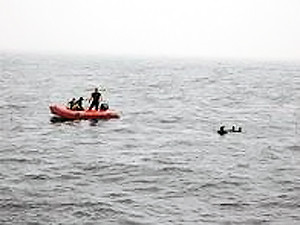 В Затоке в море унесло 3 человек на надувном матрасе и 1 на лодке со сломанным мотором