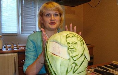 В Донецке вырезали арбузного Януковича