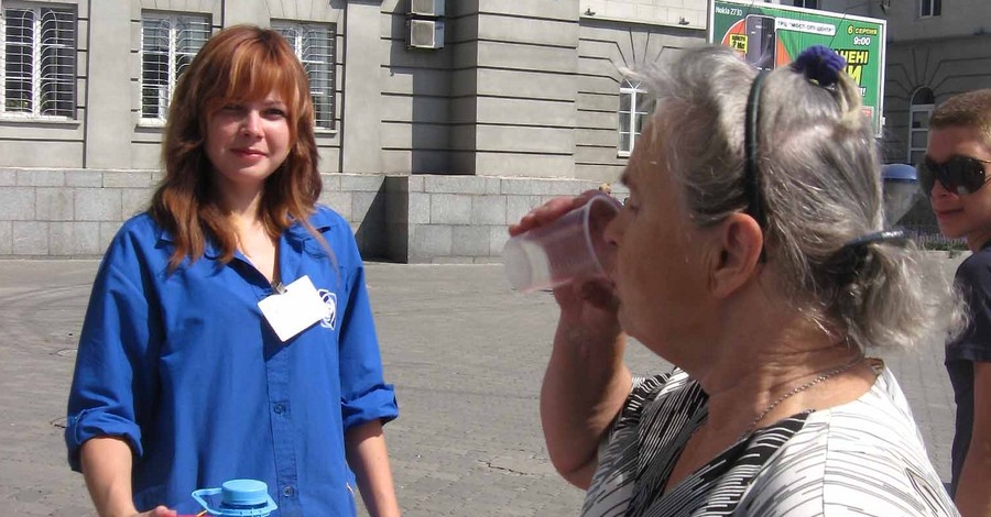 Горожан от зноя спасают бесплатной водой