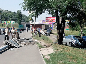 На Набережной: перевернутые автомобили, разбитые осветительные столбы и отбойник