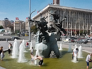 Киевляне засели в фонтаны и не хотят вылезать