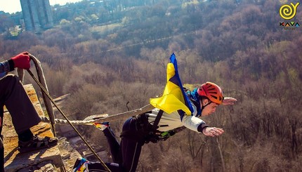 Днепропетротровский маркетолог прыгнул с 50-метровой высоты с флагом Украин