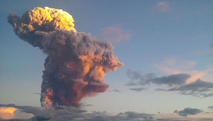 В центре Эквадора вулкан выбросил столб пепла