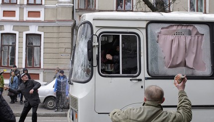 Пророссийские активисты, вооруженные битами, камнями и кирпичами, напали на автобус с правоохранителями в Харькове