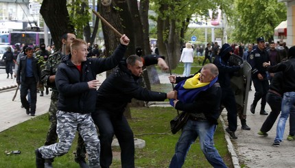В Донецке на митинге били людей