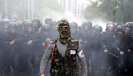 На проукраинском митинге в Донецке били людей. 