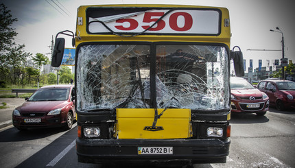 В Киеве автобус с пассажирами врезался в грузовик