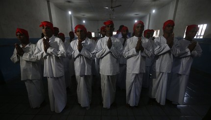 Заключенные в Шри-Ланке исполняют традиционный религиозный танец