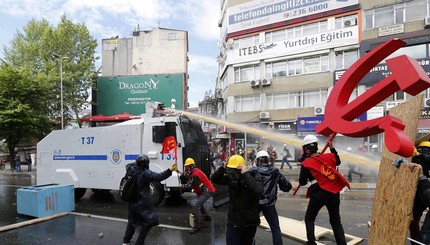 В Турции полиция столкнулась с первомайским шествием