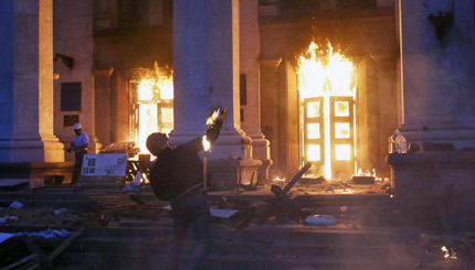 В Одессе горит дом профсоюзов, погибли люди