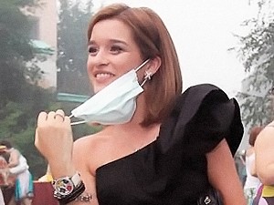 Пугачева прячется от дыма в Юрмале, а Плющенко - в Японии