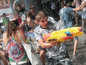 Вчера прямо в центре Днепропетровска мочили людей