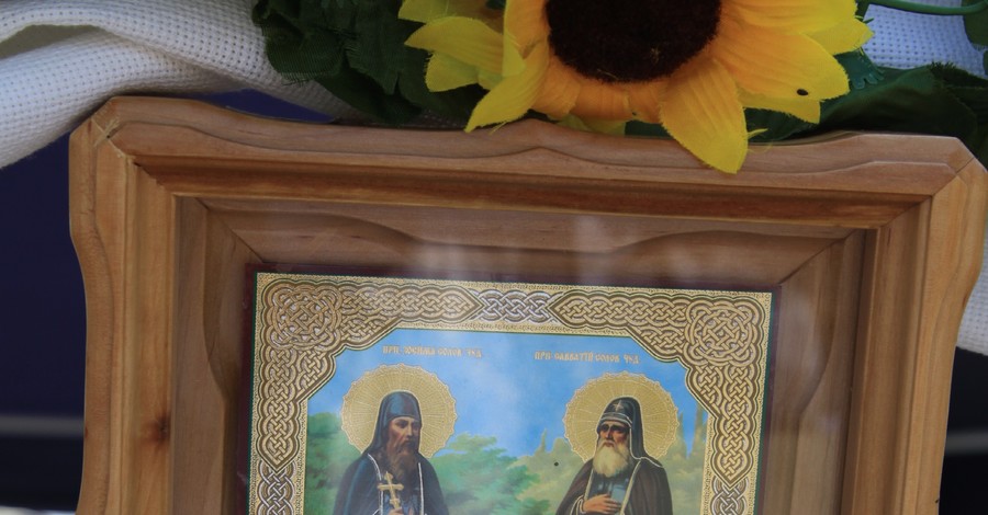 Сегодня во всех храмах освящают мёд