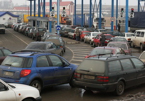 Автомобили застряли в длинной пробке на украино-белорусской границе