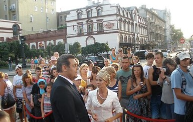 На красную дорожку «Большой разницы» прибыли Янукович с Тимошенко на черной «Волге»