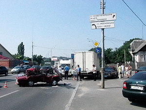 В Киеве из-за жары Жигули протаранила грузовик, погиб человек