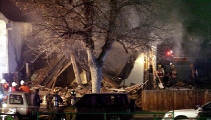 В Денвере небольшой самолет рухнул на жилой дом