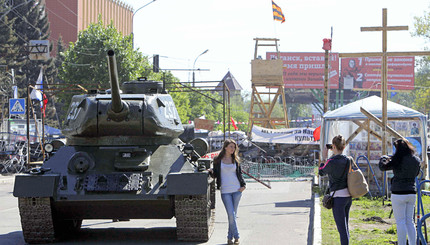 В Луганске к баррикадам подогнали танк